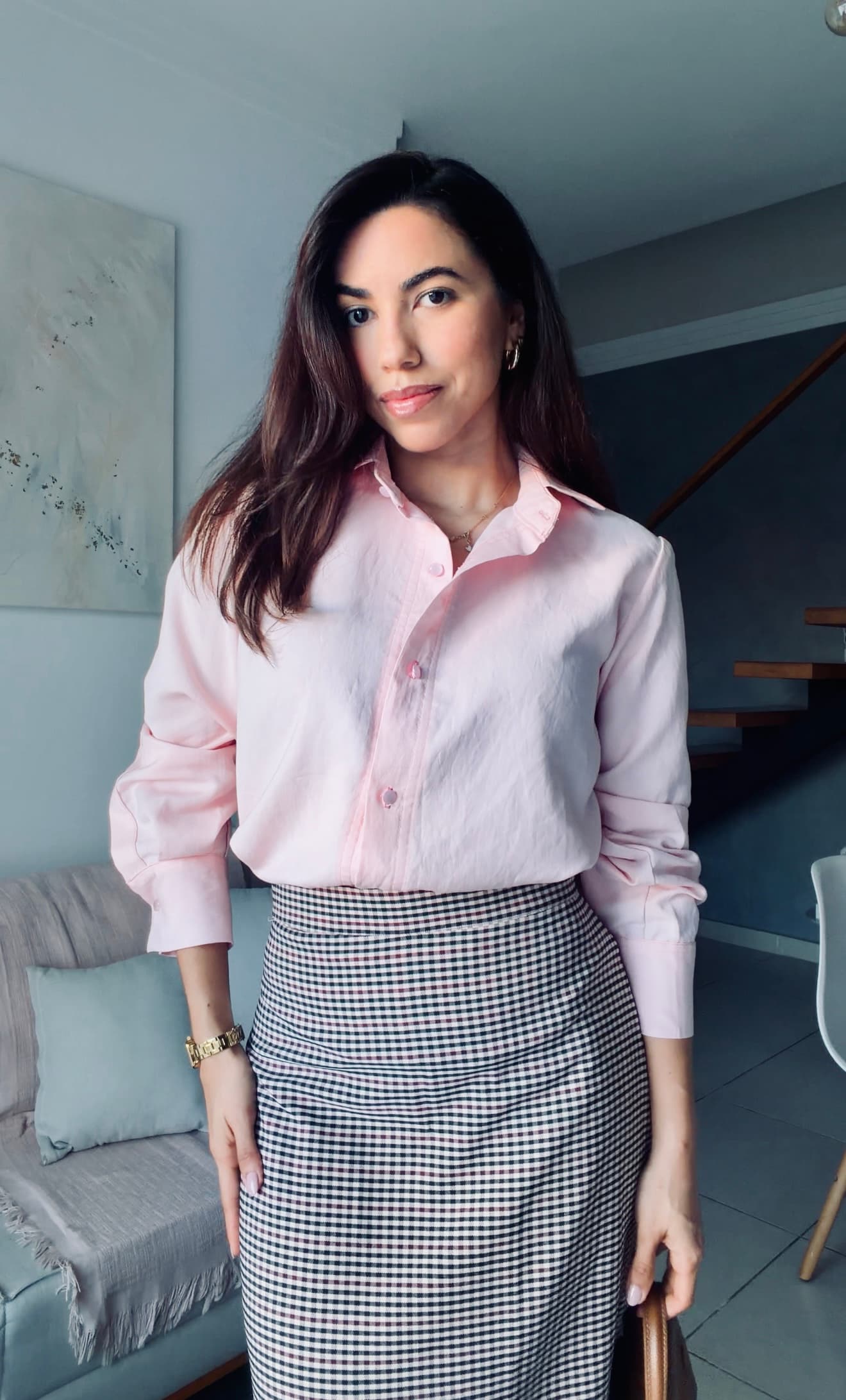 Grazyela Couto vestindo camisa clássica rosa — frente